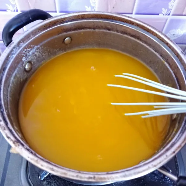 Campur semua bahan lapisan kuning. Masak sampai mendidih.