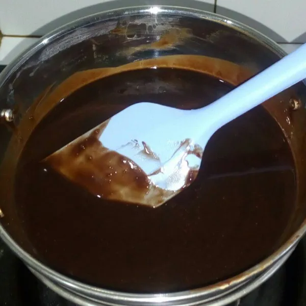 Campur margarin dan cokelat blok lelehkan dengan cara ditim sisihkan dahulu tunggu dingin