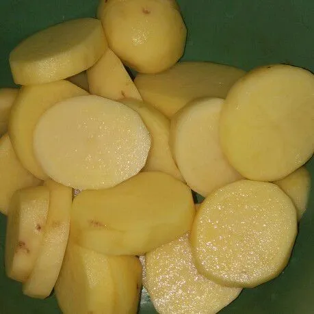 Kupas kentang potong-potong dan cuci bersih