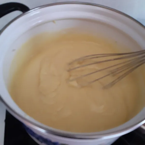 Kemudian masukkan pasta ke dalam rebusan susu. Aduk cepat dengan whisk. Masukkan rhum.