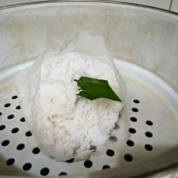 Campur kelapa parut & garam. Beri daun pandan dan kukus selama 15 menit. Sisihkan.