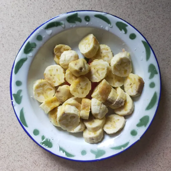 Kupas pisang lalu potong pisang kecil-kecil.