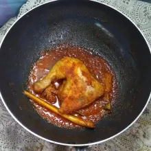Masak sampai daging ayam empuk dan air habis, angkat dan sisihkan.