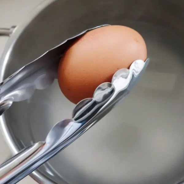 Masak onsen egg dengan cara: panaskan air hingga mendidih, lalu matikan api, masukkan telur selama 10 menit. Lalu langsung pecahkan telur ke mangkuk agar tidak overcook.