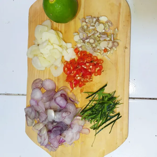 Iris tipis bawang merah, bawang putih, serai, cabai rawit dan daun jeruk. Sisihkan.