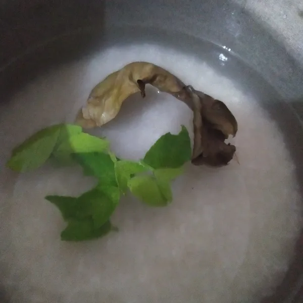 Tambahkan air dan garam. Aduk rata.