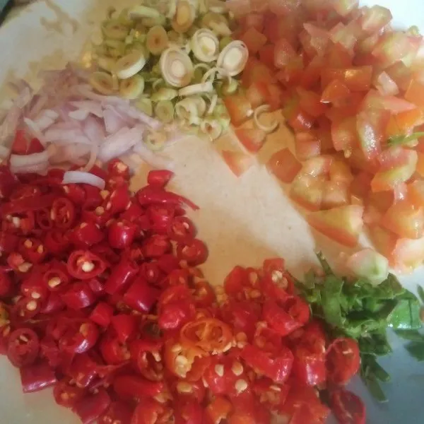 Iris tipis-tipis semua bahan sambal matah.