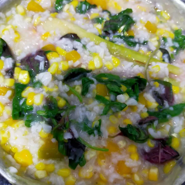 Koreksi rasa dan masak hingga sayur layu.
