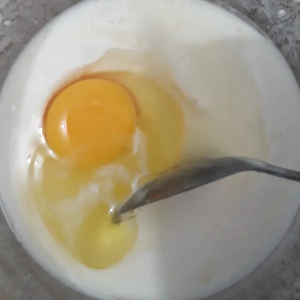 Campurkan telur aduk sampai rata.