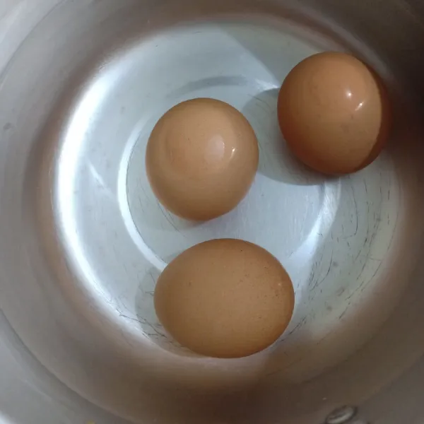 Rebus telur sampai matang.