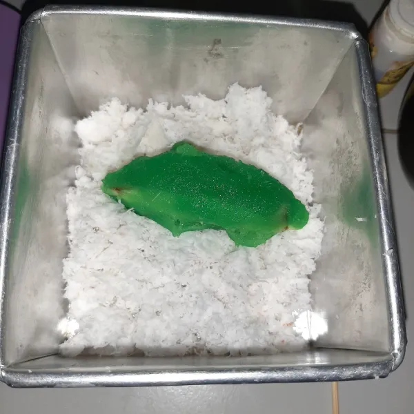 Gulirkan kue ke atas kelapa parut. Tekan-tekan agar kelapa menempel. Bisa langsung dihidangkan atau bisa juga dipotong kecil-kecil. Selamat makan. So yummy.