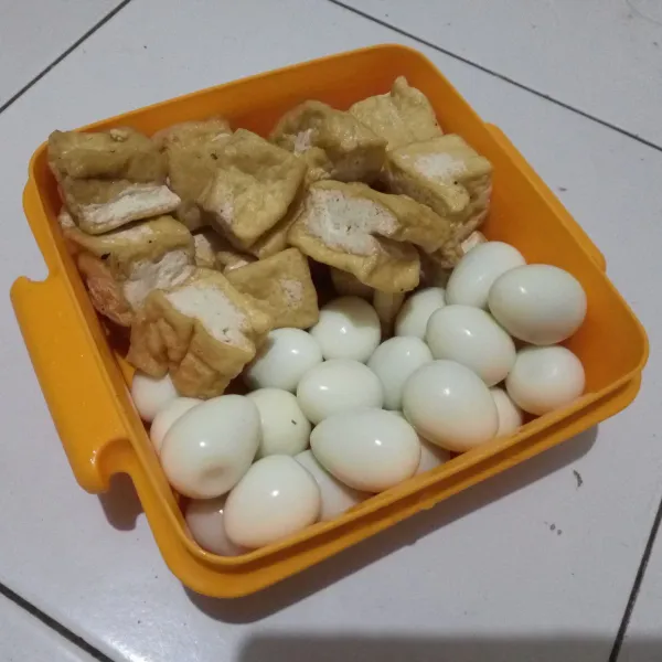 Bersihkan telur puyuh, rebus hingga matang, lalu kupas. Kemudian, iris tahu berbentuk dadu ukuran besar, lalu goreng sampai setengah matang.