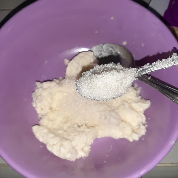 Tambahkan gula pasir.