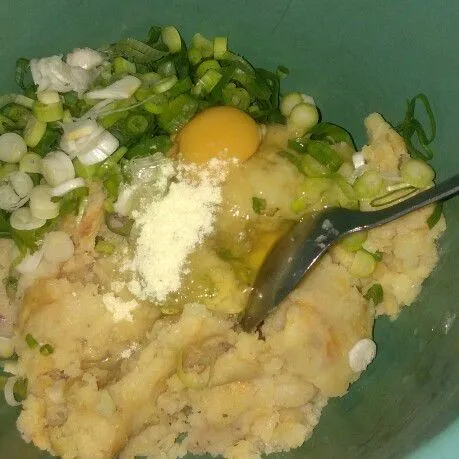 Dalam wadah masukan kentang tumbuk, kaldu bubuk, daun bawang iris dan telur, aduk sampai tercampur rata