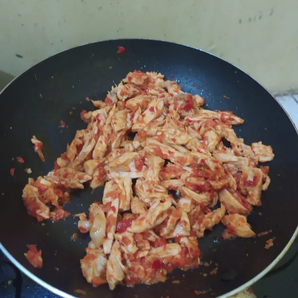 Masak hingga ayam rata dengan bumbu. Sajikan.