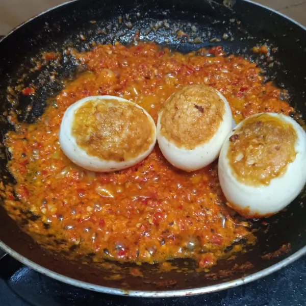 Masukkan telur, air, kecap dan garam. Aduk rata sampai telur terbalut bumbu. Lalu angkat dan sajikan.