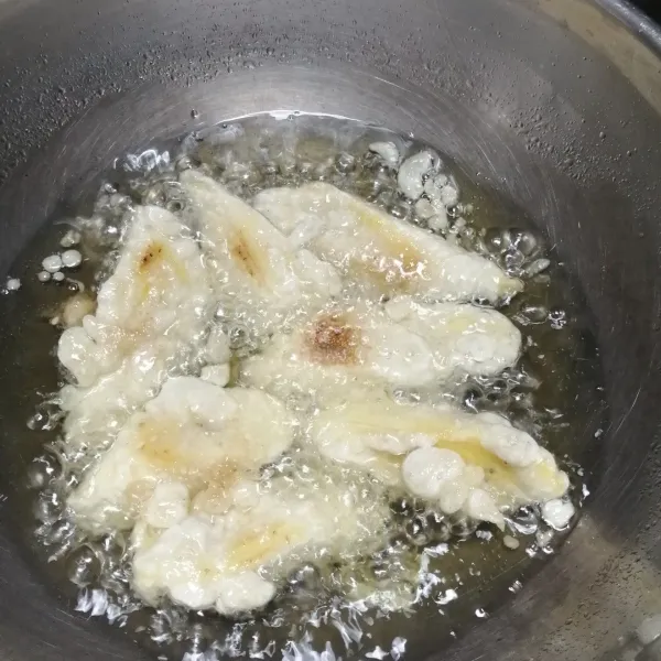 Panaskan minyak lalu goreng pisang sampai berubah warna kecoklatan.