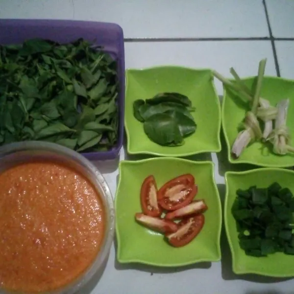 Siapkan bahan lainnya dan bumbu halus.