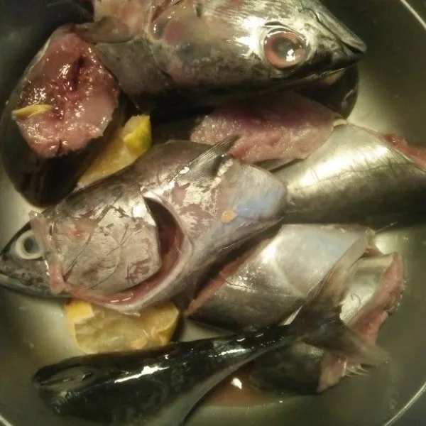 Bersihkan ikan tongkol lalu cuci bersih. Beri sedikit garam halus dan perasan jeruk nipis supaya tidak amis saat digoreng.