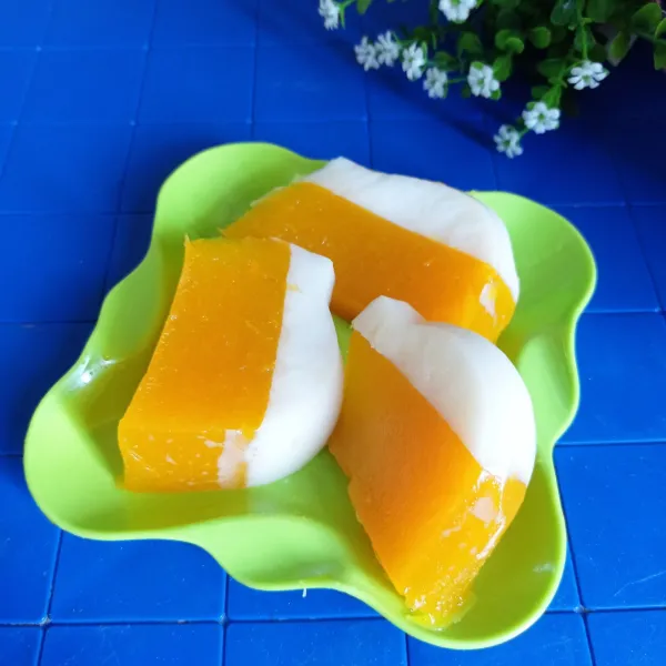 Setelah dingin, potong-potong dan sajikan.
