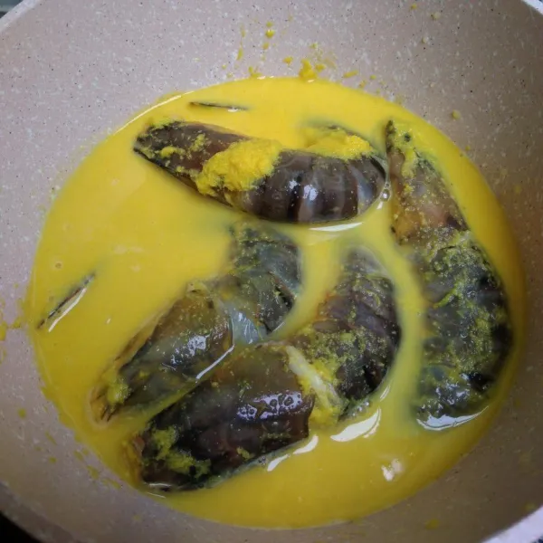 Setelah 30 menit, masukkan udang beserta bumbu ke dalam panci. Tambahkan 50 ml air. Masak hingga mendidih dan udang berubah warna dan setengah matang.