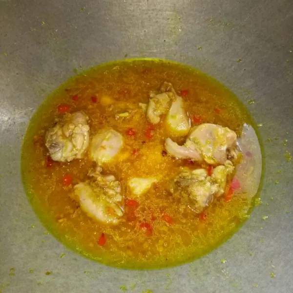Tambahkan air, garam, gula dan kaldu bubuk. Masak dengan api kecil sampai ayam empuk dan air surut. Angkat dan sajikan dengan nasi hangat.