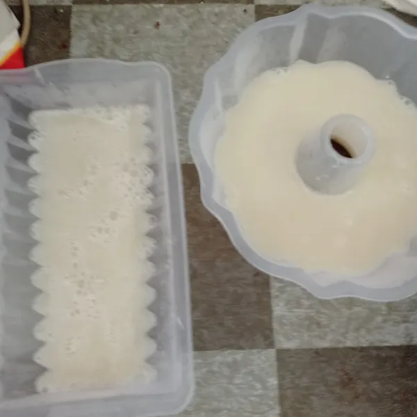 Tuang ke cetakan. Tunggu hingga setengah set.