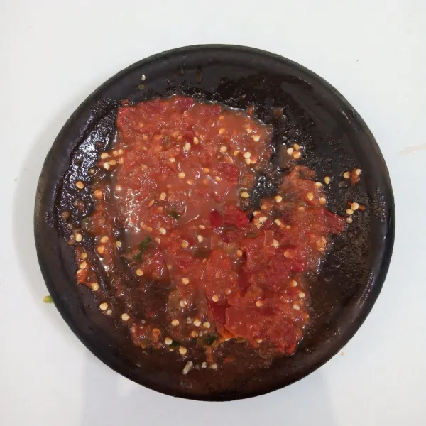 Ulek cabai merah,cabai rawit,tomat,gula,garam dan terasi sampai halus.