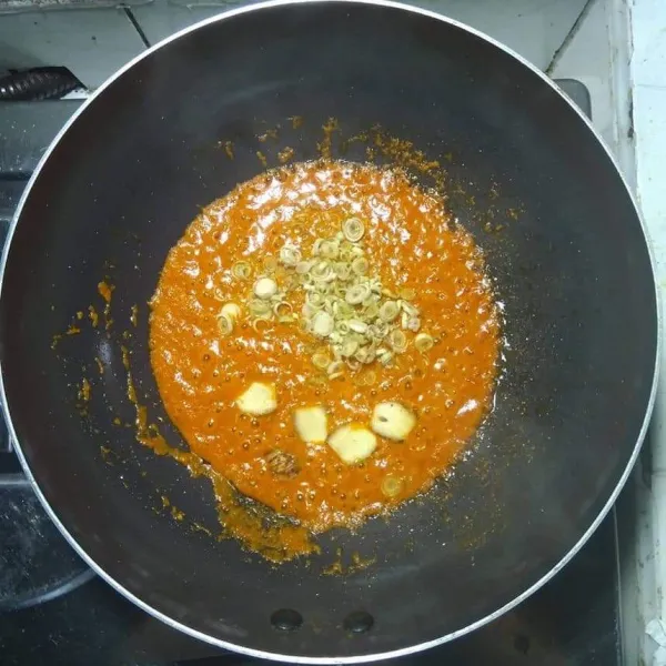 Masukkan irisan serai dan lengkuas.