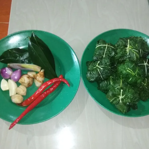 Bumbu halus kuah buntil: ulek/blender bawang merah, bawang putih, kemiri, lengkuas, kencur, daun salam, daun jeruk, cabai keriting, dan serai (saya blender dengan sedikit air).