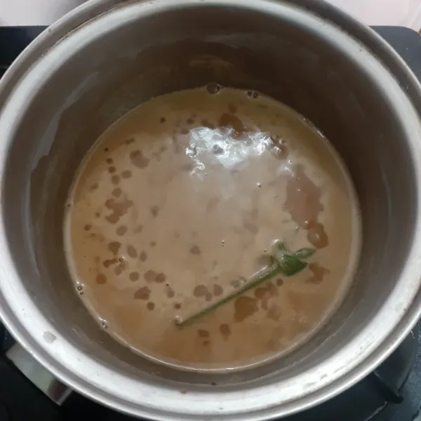 Campur semua bahan kinca kecuali maizena, masak dengan api kecil hingga gula larut.
