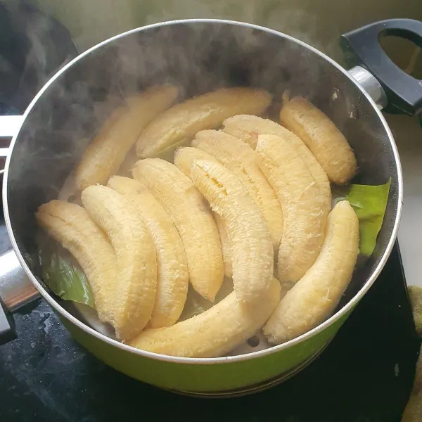 Kukus pisang hingga matang sekitar 10-15 menit.