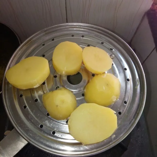 Kupas kentang lalu cuci bersih. Kukus kentang sampai empuk. Lalu selagi hangat haluskan sampai lembut.
