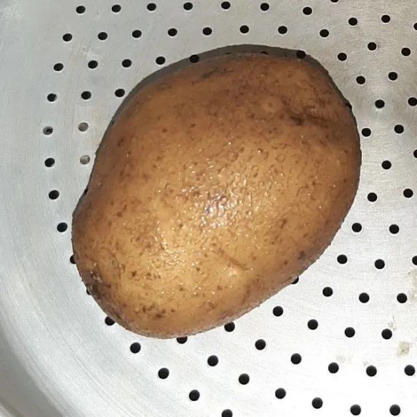 Kukus dulu kentangnya hingga empuk.