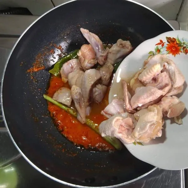 Masukkan daging ayam bersama air asamnya.