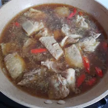Tuang air. Masukkan kecap manis, kecap asin, garam dan gula.