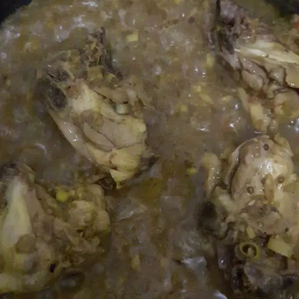 Masak hingga air menyusut dan bumbu meresap. cek rasa lalu matikan api.