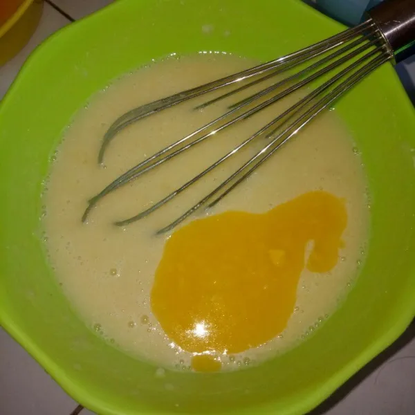 Tambahkan margarin cair, aduk rata.