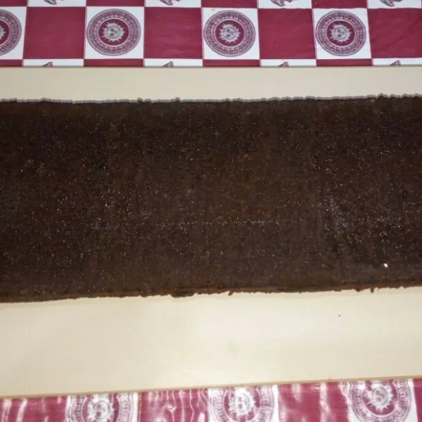 Setelah hangat keluarkan dari loyang dan beri topping