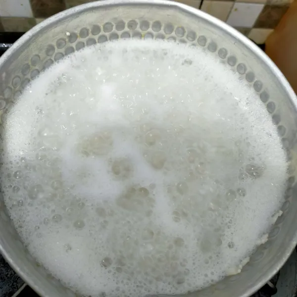 Rebus beras dengan air selama 5 menit.