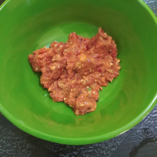 Haluskan bumbu, sisihkan.
