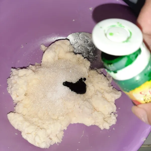 Tambahkan perisa pandan. Aduk rata.