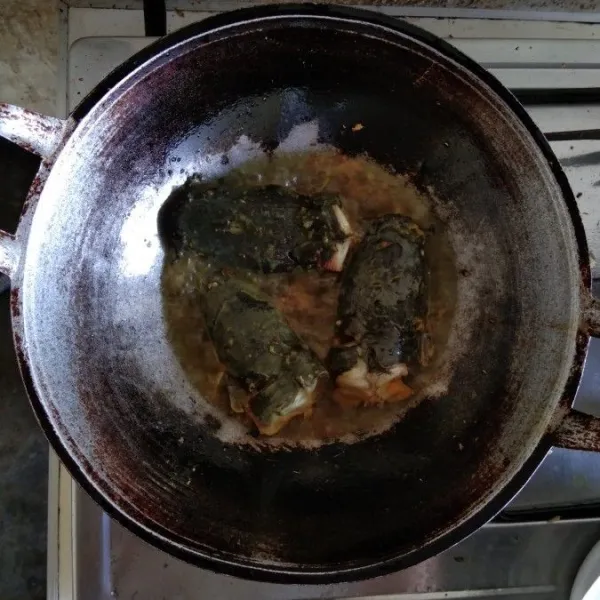 Goreng lele dengan minyak panas.
