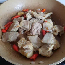 Masukkan daging sapi yang diiris tipis. Masak hingga berubah warna.