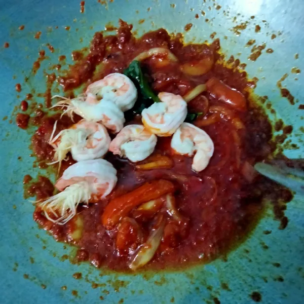 Masukan udang aduk rata, lalu masukan saos tomat, kecap manis, garam, gula dan kaldu bubuk, koreksi rasa.