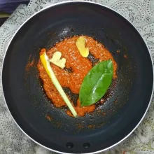 Masukkan serai, daun salam, jahe dan lengkuas.
