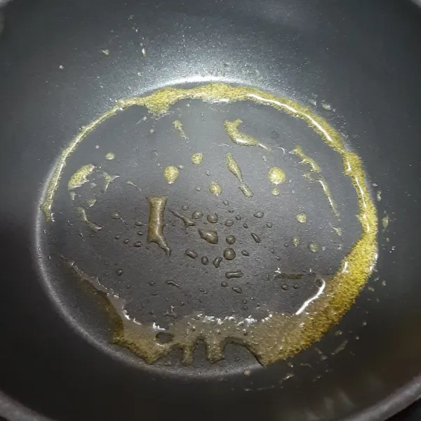 Panaskan wajan datar dan margarin.
