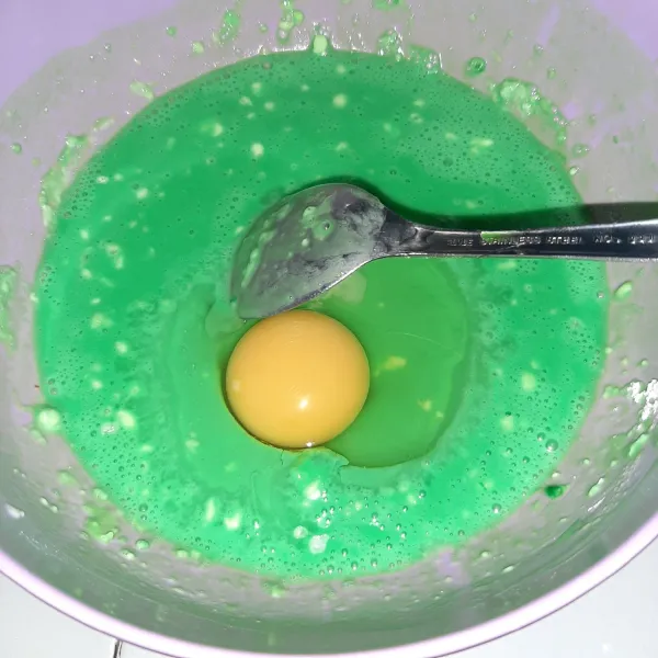 Tambahkan telur lalu kocok rata.