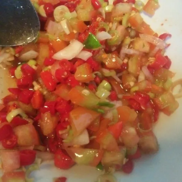 Tuangkan 50 ml minyak panas, aduk hingga merata.