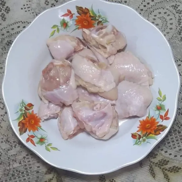 Cuci bersih dan potong-potong daging ayam sesuai selera, lumuri dengan air perasan jeruk nipis.